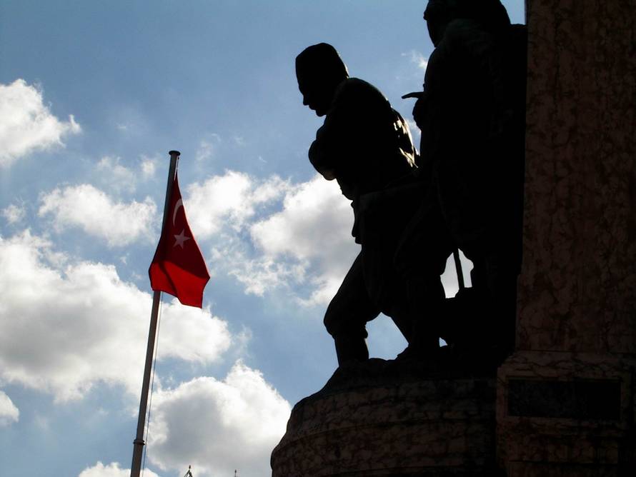 Taksim Ant [Mahir Gnday]