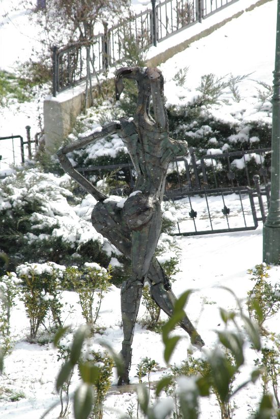 Cihangir Parkindaki Heykel Karda uşuyordu [Yahya Sezai Tezel]