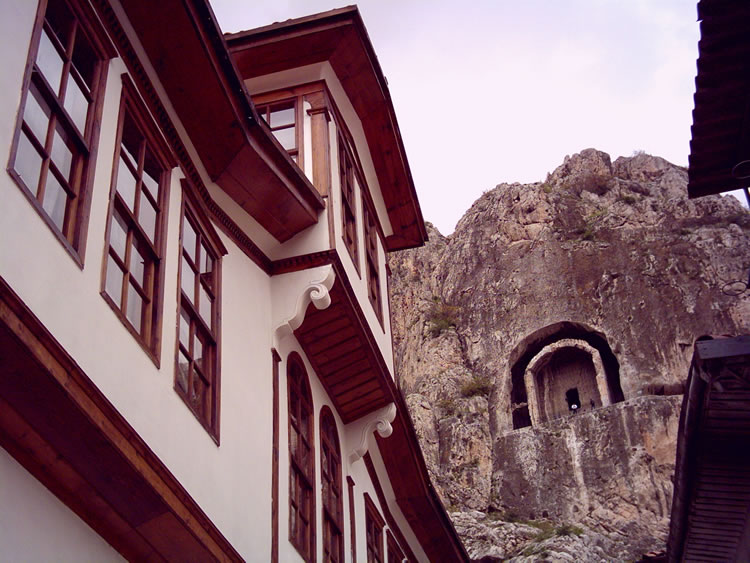 Amasya evi ve kaya mezarlar [Tevfik Oda]